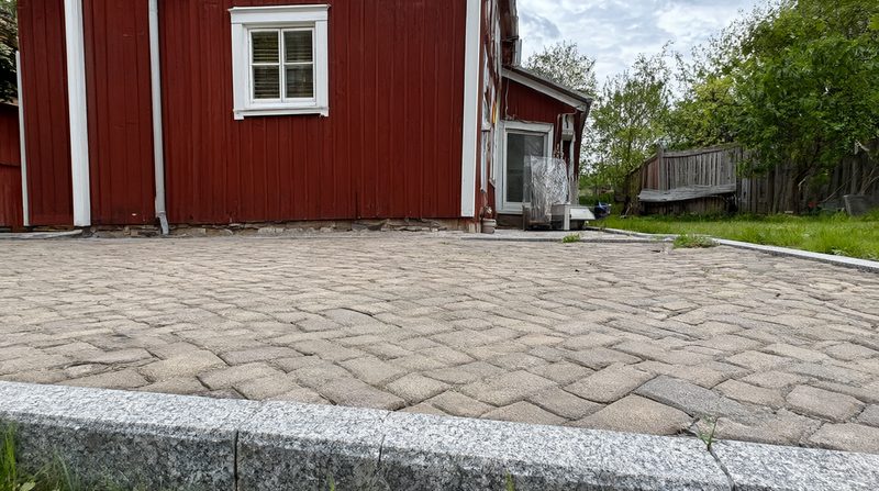 Stenläggning av uppfart och gård
