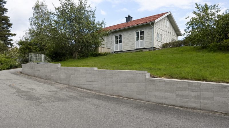Stödmurar och trappor vid uppfarten