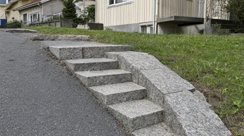 Stödmurar och trappor vid uppfarten